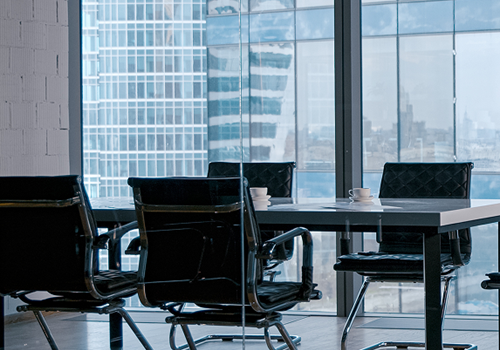 bureaux en vitre avec chaises noires